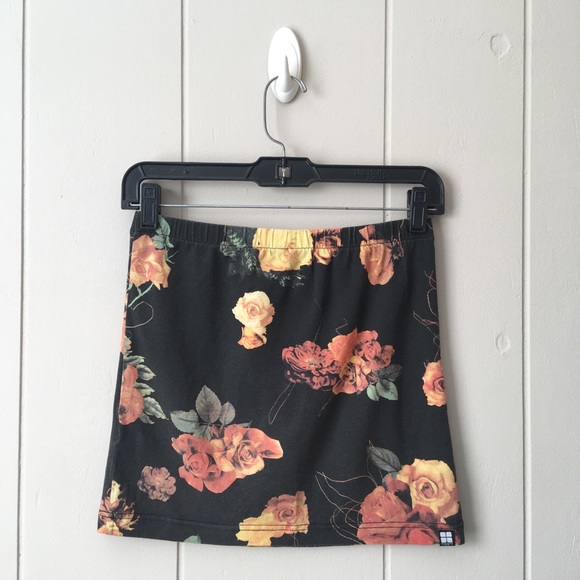 SALE!🌞Vintage style UO Insight Floral Mini Skirt - Picture 3 of 7